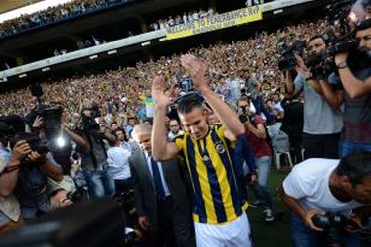 Striker asal Belanda, Robin van Persie, saat diperkenalkan sebagai pemain baru Fenerbahce, di Stadion Sukru Saracoglu, Selasa (14/7/2015). 