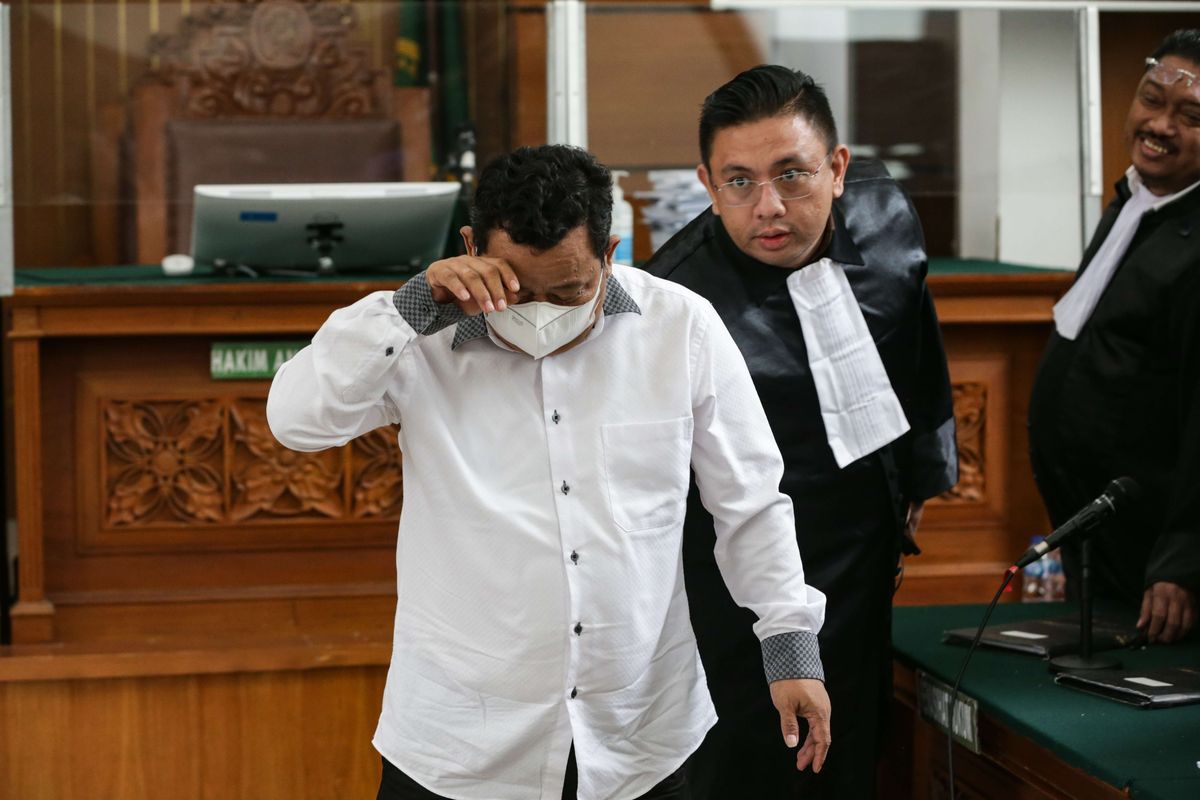 Terdakwa kasus pembunuhan berencana Brigadir J atau Nofriansyah Yosua Hutabarat, Kuat Ma'ruf usai menjalani persidangan di Pengadilan Negeri Jakarta Selatan, Senin (16/1/2022). Jaksa Penuntut Umum menuntut Kuat Ma'ruf delapan tahun penjara.