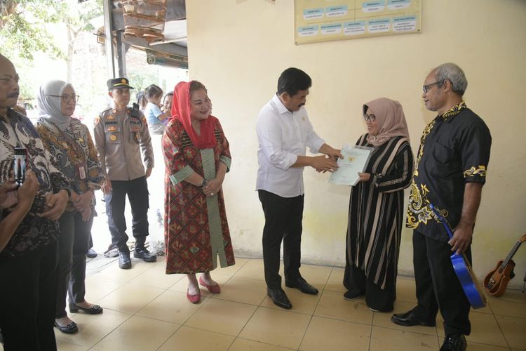 Menteri ATR/BPN bersama Walkot Semarang serahkan 10 sertifikat PTSL dan 2 tanah wakaf di Kelurahan Jatingaleh, Kecamatan Candisari, Semarang, Kamis (2/11/2023).
