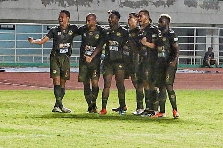 Para pemain PS Tira Persikabo, merayakan gol yang dicetak Andy Setyo saat melawan Madura United di Stadion Pakansari, Bogor (12/7/2019).