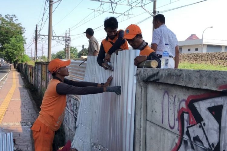 4 Akses Ilegal di Pagar Rel Pondok Kopi Jaktim Ditutup Usai Jadi Jalur Tawuran
