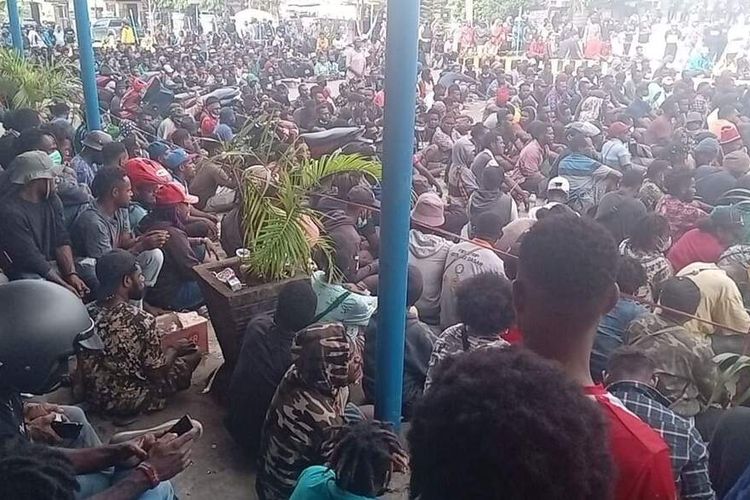 Ribuan massa, saat menggelar aksi demonstrasi damai tolak rencana pemekaran daerah otonomi baru (DOB) di Papua yang berlangsung di Lingkaran Abepura, Kota Jayapura, Papua, Jumat (01/04/2022).