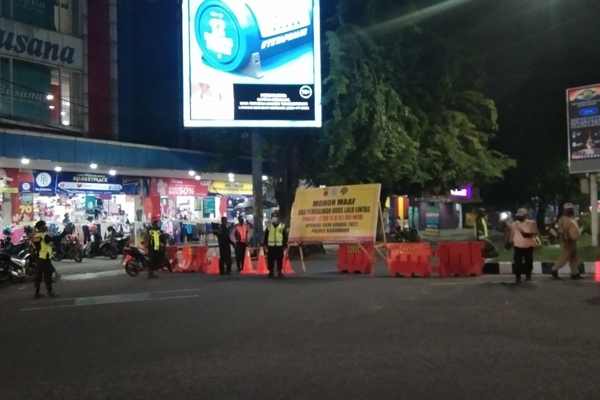 Petugas gabungan berjaga di beberapa titik penyekatan di Karawang pada malam tahun baru 2022 mulai pukul 17.00 WIB hingga 01.00 WIB.