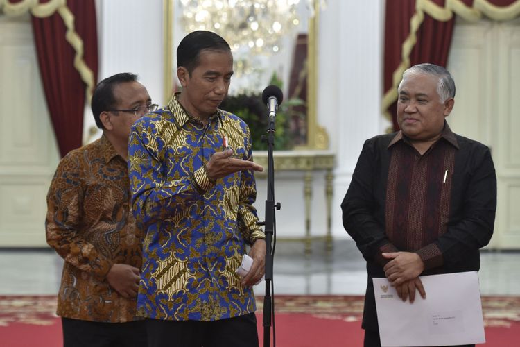 Presiden Joko Widodo (tengah) didampingi Mensesneg Pratikno (kiri) mempersilakan mantan Ketua PP Muhammadiyah Din Syamsuddin (kanan) menyampaikan keterangan mengenai penunjukan dirinya sebagai utusan khusus presiden, di Istana Merdeka, Jakarta, Senin (23/10/2017). Presiden Joko Widodo mengangkat Din Syamsuddin sebagai utusan khusus presiden untuk dialog dan kerja sama antaragama dan peradaban.