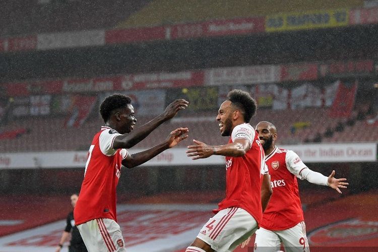 Pierre-Emerick Aubameyang (tengah) merayakan golnya bersama Bukayo Saka (kiri) pada laga Arsenal vs Leicester City di Stadion Emirates dalam lanjutan pekan ke-34 Premier League, kasta teratas Liga Inggris, Selasa 7 Juli 2020.
