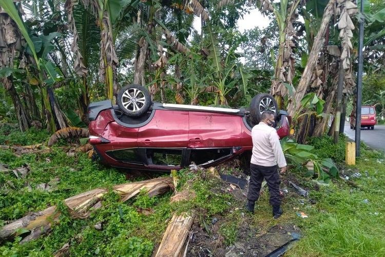 Aparat Polsek Salahutu sedang berusaha mengevakuasi sebuah mobil Daihatsu Terios yang terbalik di Jalan Raya Tulehu, Kecamatan Salahutu, Kabupaten Maluku Tengah, Selasa (28/9/2021).