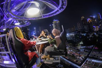 Sensasi Makan di Ketinggian 50 Meter Langit Jakarta 