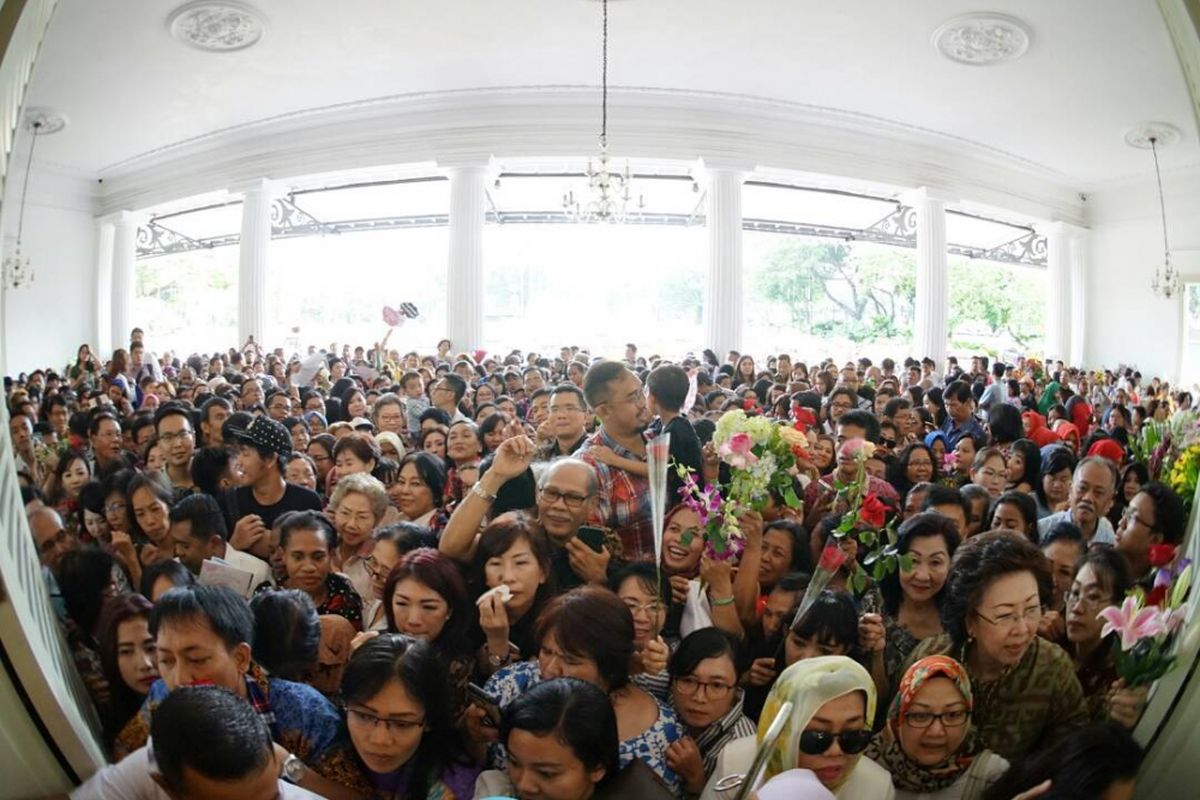 Warga membeludak untuk menemui Gubernur DKI Jakarta Basuki Tjahaja Purnama atau Ahok, di Balai Kota DKI Jakarta, Rabu (26/4/2017).