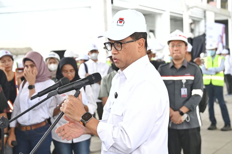 Menteri Perhubungan (Menhub) Budi Karya Sumadi dalam peninjauan pembangunan konstruksi proyek kereta cepat Jakarta-Bandung (KCJB), Sabtu (28/1/2023). 