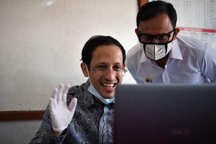 Menteri Pendidikan dan Kebudayaan (Mendikbud) Nadiem Anwar Makarim melakukan pemantauan terhadap sekolah-sekolah di sekitar wilayah Bogor, Jawa Barat pada hari Kamis (30/07).