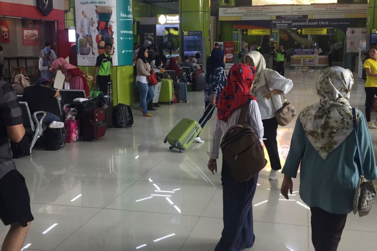 Keramaian penumpang di Stasiun Gambir, Jakarta Pusat  Jumat (8/6/2018).  