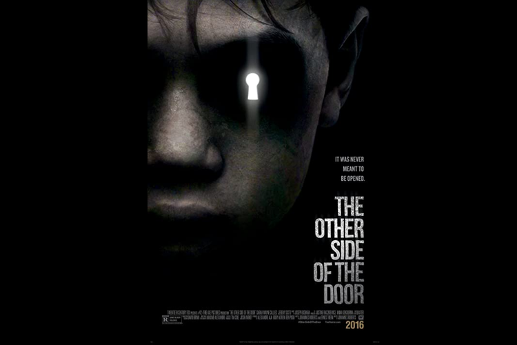 Logan Creran dalam film horor The Other Side of the Door (2016).
