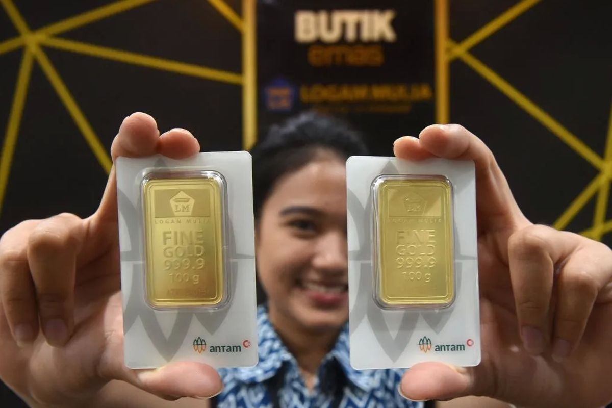 Pegawai menunjukkan emas Antam yang dijual di Butik Emas. Cek daftar harga emas Antam hari ini.