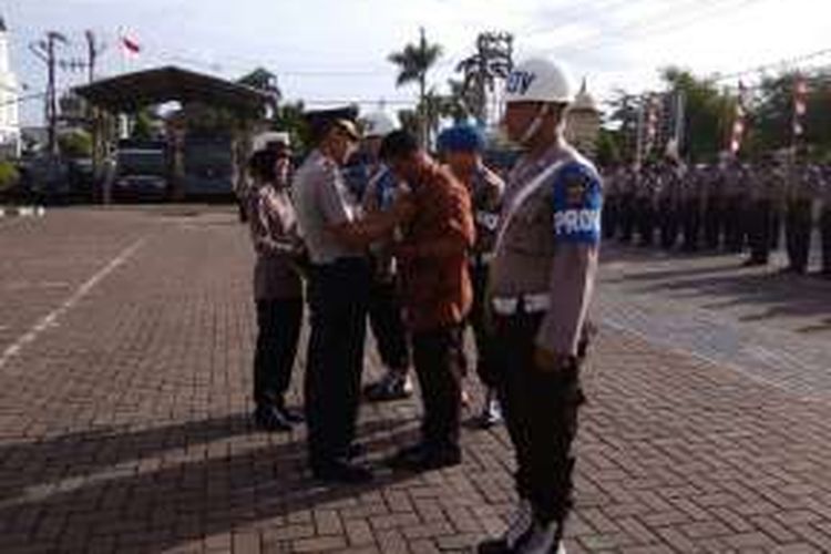 Brigadir T Fadli, satu dari lima personil kepolisian derah Aceh yang bertugas di Mapolresta Banda Aceh, diberhentikan dengan tidak hormat karena terbukti melakukan pelanggaran disiplin, Selasa (16/8/2016). Wakapolresta Banda Aceh AKBP Sugeng Hadi melepas atribut T Fadli dalam sebuah upacara di Halaman Mapolresta Banda Aceh.****.