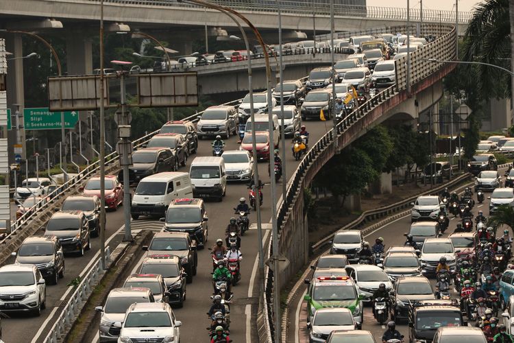 Suasana lalu lintas di ruas Jalan Gatot Subroto, Jakarta, Senin (17/5/2021). Pada hari pertama kerja usai libur Lebaran, lalu lintas Jakarta kembali padat.