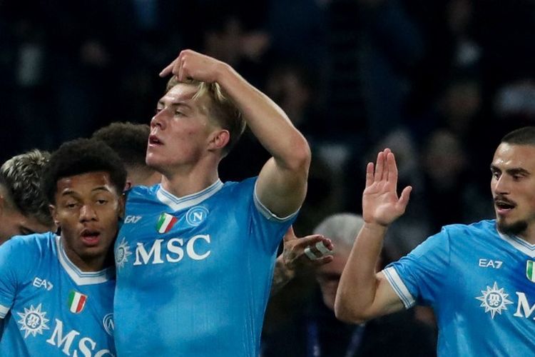Rasmus Hojlund (tengah) merayakan gol dengan David Neresdalam pertandingan sepak bola Serie A Liga Italia antara SSC Napoli vs Juventus FC di Stadion Diego Armando Maradona di Naples, pada 7 Desember 2025. (Foto oleh CARLO HERMANN / AFP)