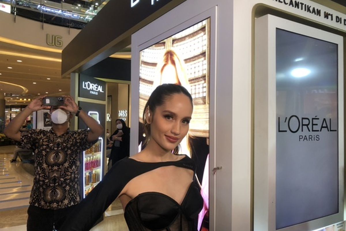 Cinta Laura di kawasan Jakarta Barat, Senin (22/5/2023).