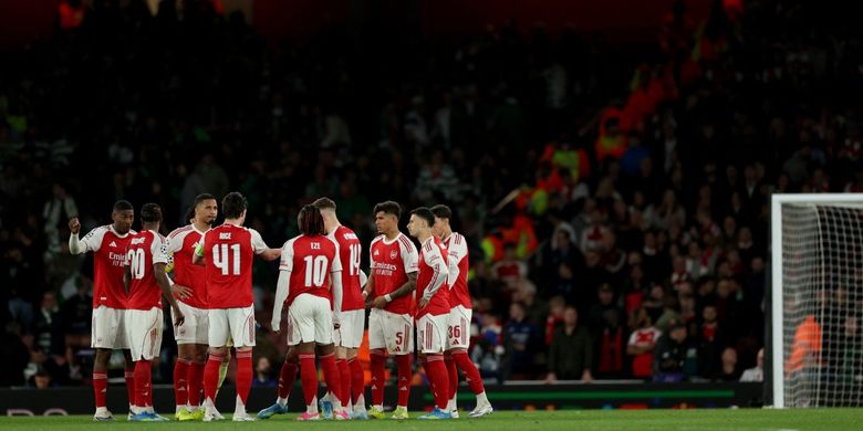 Gelandang Arsenal, Declan Rice, berbicara kepada rekan-rekan setimnya pada laga leg kedua perempat final Liga Champions antara Arsenal dan Sporting Lisbon di Stadion Emirates di London utara pada 15 April 2026.