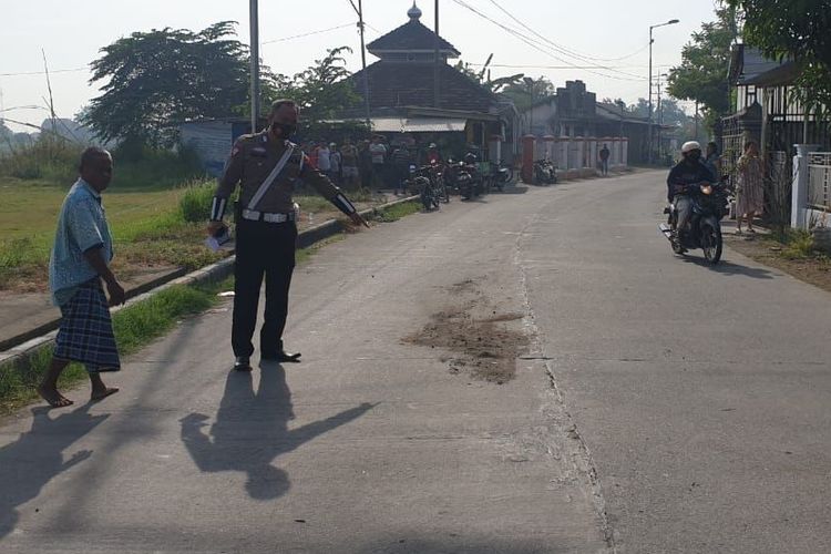 Petugas dari Satlantas Polres Mojokerto melakukan olah Tempat Kejadian Perkara (TKP) di jalan raya Desa Ngimbangan, Kecamatan Mojosari, Kabupaten Mojokerto, Jumat (9/9/2022).