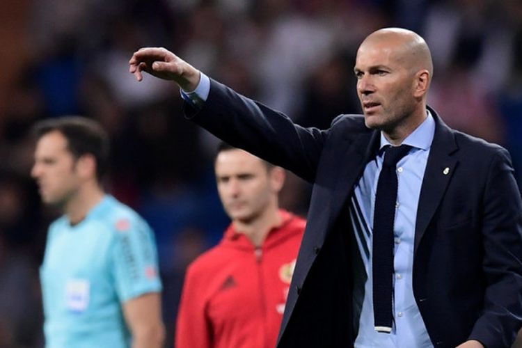 Ekspresi pelatih Real Madrid, Zinedine Zidane, dalam laga Liga Spanyol kontra Athletic Bilbao di Stadion Santiago Bernabeu, Madrid pada 18 April 2018.