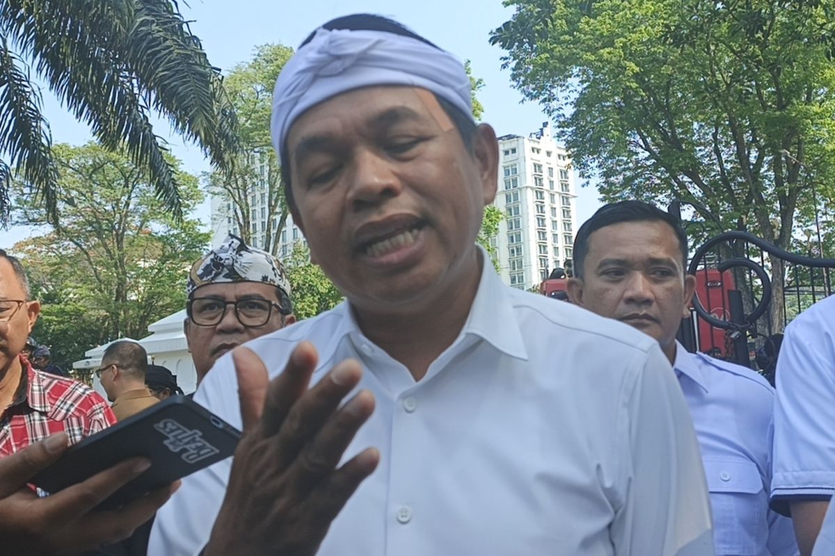 Gubernur Jabar, Dedi Mulyadi saat ditemui di halaman depan Gedung Sate, Jalan Diponegoro, Kota Bandung, Senin (1/9/2025).