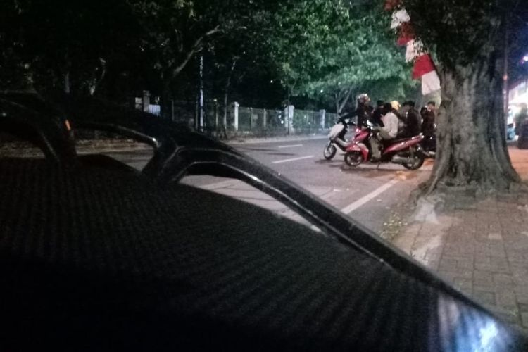 Pemotor nongkrong untuk nonton balap liar motor di pinggir Jalan Tentara Pelajar Raya, Grogol Utara, Kebayoran Lama, Jakarta Selatan pada Senin (23/8/2021) dini hari.