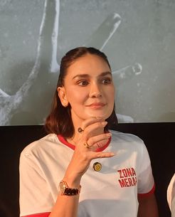 Cerita Lebaran Anti-mainstream Luna Maya dan Maxime Bouttier, Alasan Shalat Ied di Kapal