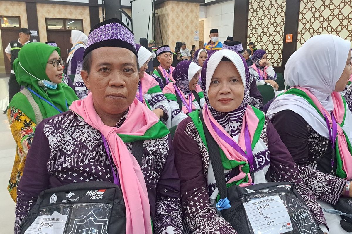 Ridwan Ambo Tuwo (44) dan Ratna Amin Pabbela (44) pasutri CJH kloter 25 asal Papua, saat berada di Aula Arafah Asrama Haji Sudiang Makassar, Sulsel, Rabu (29/6/2024)