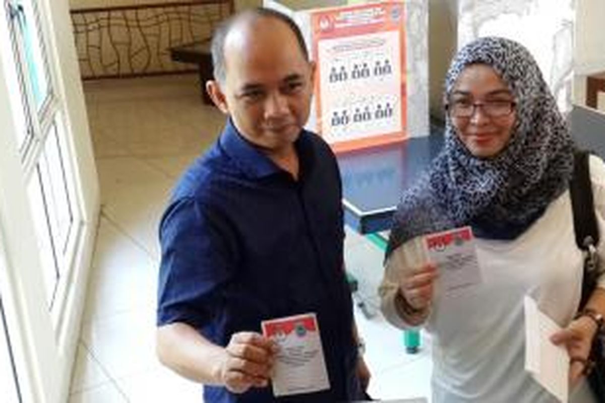 Calon Wali Kota Tangerang Selatan, Ikhsan Modjo bersama istri, Nornila Hellda saat pemilihan di Tempat Pemungutan Suara (TPS) 37 di Rawa Buntu, Serpong, Tangerang Selatan, Rabu (9/12/2015).