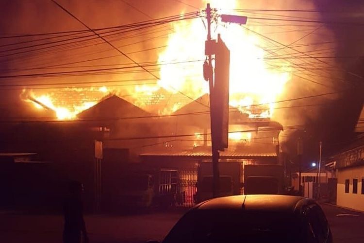 Sebanyak delapan rumah toko (ruko) di Jalan Perdamaian, Kecamatan Kakap, Kabupaten Kubu Raya, Kalimantan Barat (Kalbar) terbakar, Rabu (26/5/2021) dini hari. Belum ditaksir berapa jumlah kerugian materil, namun salah seorang pemilik ruko bernama Apin (50) ditemukan tewas di dalam bangunan.