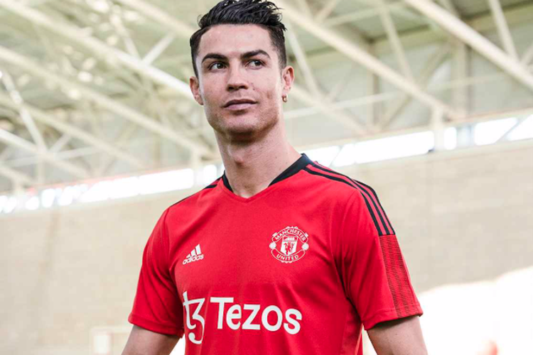 Logo dan nama Tezos yang dipakai di jersey latihan Manchester United