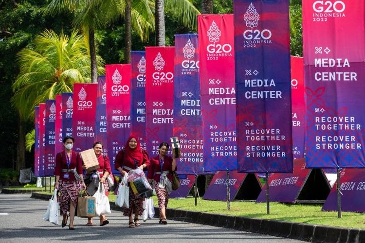 Foto yang diabadikan pada 13 November 2022 ini menunjukkan deretan poster untuk Konferensi Tingkat Tinggi (KTT) Kelompok 20 (G20) ke-17 di Bali. 