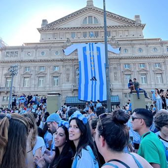 Warga telah turun ke jalanan di kota Buenos Aires setelah Argentina memenang Piala Dunia 2022.