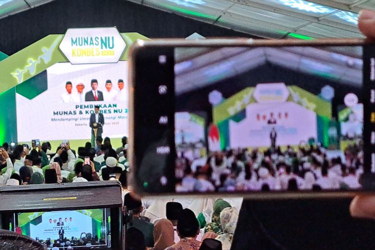 Presiden Joko Widodo saat membuka Musyawarah Nasional Alim Ulama dan Konferensi Besar Nahdlatul Ulama di Pondok Pesantren Al Hamid, Jakarta, Senin (18/9/2023).