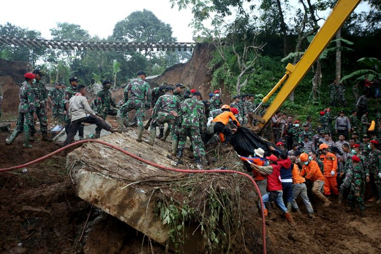 Jenasah korban longsor di Kampung Maseng, Desa Warung Menteng, Kecamatan Cijeruk, Kabupaten Bogor, ditemukan, Selasa (6/2/2018). Longsor ini mengakibatkan tiga rumah warga rusak, jalur kereta api Bogor-Sukabumi putus, dan lima orang meninggal dunia.