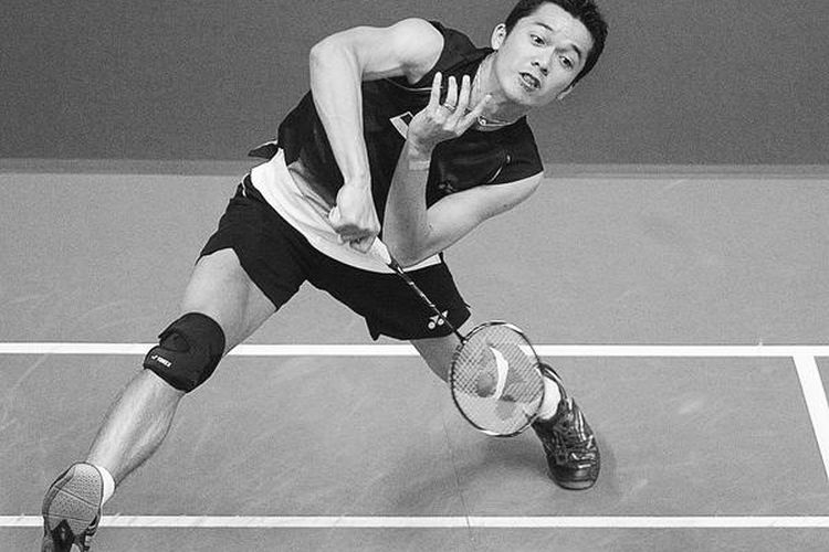 Pebulu tangkis Indonesia, Taufik Hidayat, mengembalikan bola pukulan pemain Taiwan, Hsieh Yu-Hsin, dalam putaran kedua Kejuaraan Dunia Bulu Tangkis di Pierre de Coubertin, Paris, Perancis, Rabu (25/8).