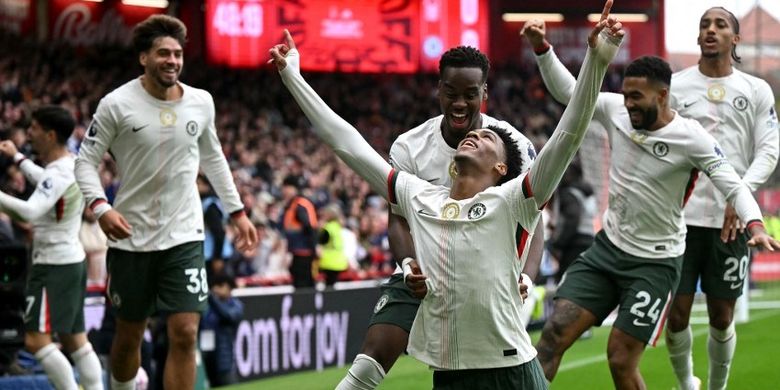 Bek Inggris #34 Josh-Kofi Acheampong merayakan gol pertama timnya dalam pertandingan sepak bola Liga Inggris antara Nottingham Forest vs Chelsea di The City Ground di Nottingham, Inggris tengah, pada 18 Oktober 2025. (Foto oleh JUSTIN TALLIS / AFP) 