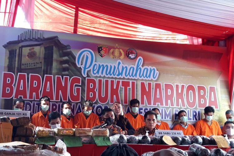 Direktorat Tindak Pidana Narkoba (Dittipidnarkoba) Bareskrim Polri memusnahkan narkotika jenis sabu sebanyak 238 kg dan ganja sebanyak 121 kg hasil pengungkapan terhadap 4 kasus yang berbeda di RSPAD Gatot Soebroto, Jakarta Pusat, Jumat (20/5/2022)..