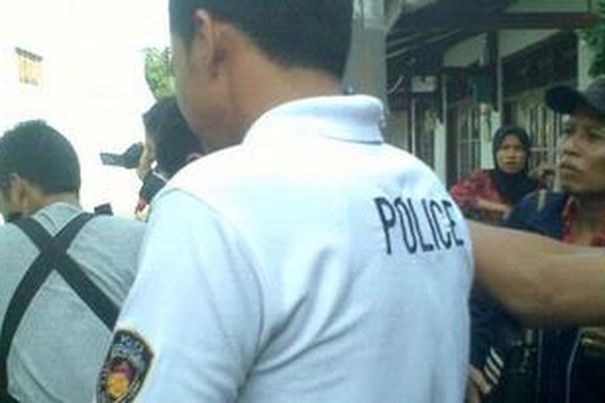 Kasat Serse Polres Jakarta Utara Ajun Komisaris Besar Irwan Anwar menunjukkan lembaran uang palsu yang ditemukan di gudang tersangka Hani Sapto Prabowo, Jumat (3/12/2010). 