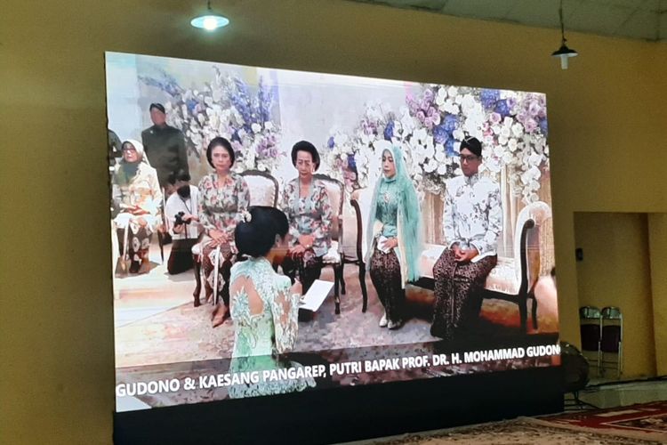 Saat melakukan sungkeman kepada sang Ibu dalam prosesi siraman, Erina Gudono menitikan air mata. 