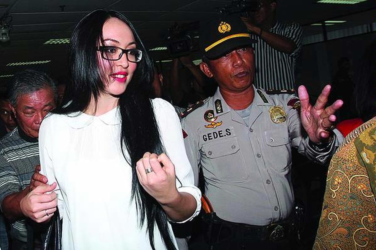 Terdakwa kasus dugaan  suap terkait anggaran  Kementerian Pemuda dan Olahraga serta Kementerian Pendidikan Nasional, Angelina Sondakh, seusai menjalani sidang di Pengadilan Tindak Pidana Korupsi  Jakarta, Jumat (23/11). Ia didampingi ayahnya, Lucky Sondakh, dan penasihat hukumnya, Nasrullah. Mantan Bendahara Umum Partai Demokrat Muhammad Nazaruddin batal bersaksi karena sakit.