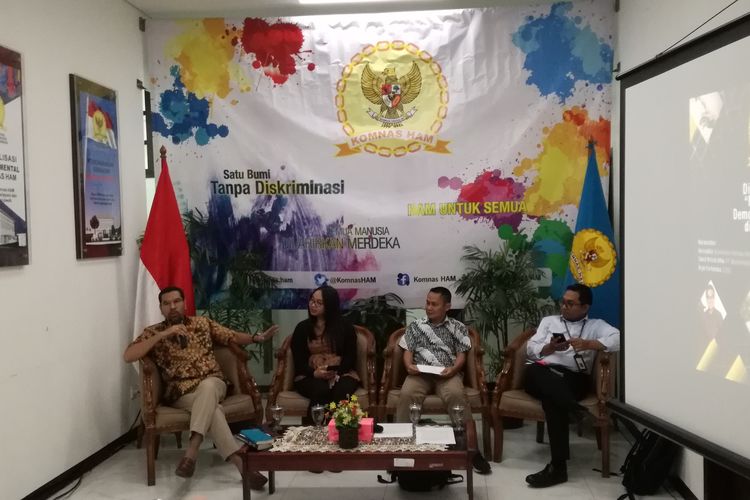 Komisioner Pemantauan dan Penyelidikan Komisi Nasional Hak Asasi Manusia (Komnas HAM) Amiruddin (paling kiri) dalam diskusi bertajuk Masa Depan Demokrasi dan HAM di Indonesia di Komnas HAM, Jakarta, Jumat (9/8/2019).