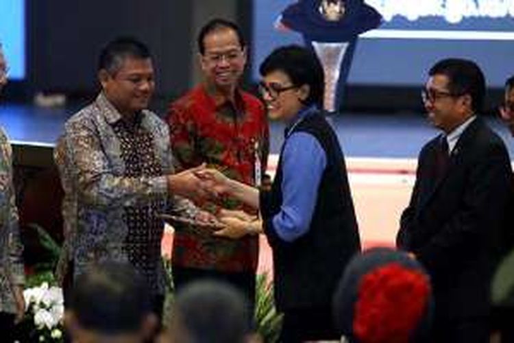 Sri Mulyani menyerahkan MoU kepada Bank bjb Senin (08/08/2016).