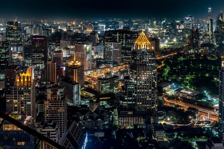 Panorama malam di Kota Bangkok, Thailand DOK. Shutterstock/Sugrit Jiranarak