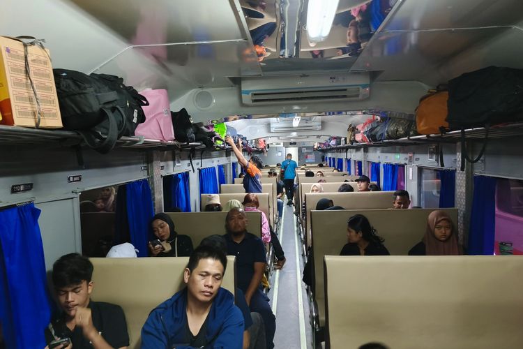 Suasana arus balik mudik lebaran di Kereta Api Medan, Minggu (14/4/2024)