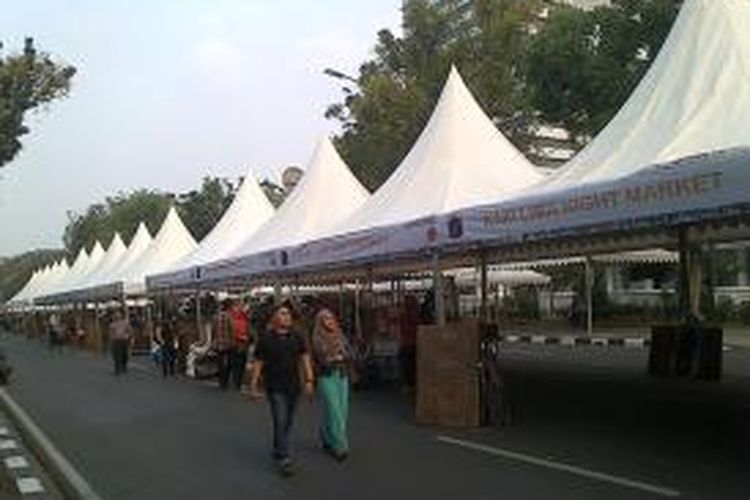 Tenda-tenda untuk para pedagang night market di jalan Merdeka Selatan sisi selatan sudah berdiri. Tenda yang digunakan adalah frame tenda beratap putih berukuran 5X5 m, dengan tinggi 2,5 m.Dalam night market ini disiapkan 150 tenda untuk 500 pedagang, Jakarta Pusat, Sabtu (5/10/2013)