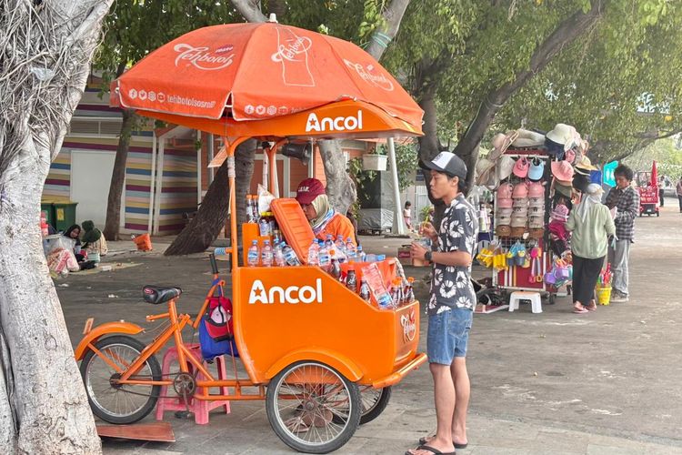  Dalam upaya meningkatkan kenyamanan pengunjung dan mendukung Jakarta sebagai kota global, PT Pembangunan Jaya Ancol Tbk (Ancol) terus menjalankan program penataan para pedagang di kawasan pantai Ancol.