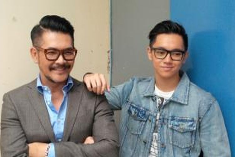 Pasangan artis ayah dan anak, Ferry Salim dan Brandon Salim diabadikan usai menjalani shooting program bincang-bincang Rumpi, di Gedung Trans, Tendean, Jakarta Selatan, Kamis (8/10/2015).