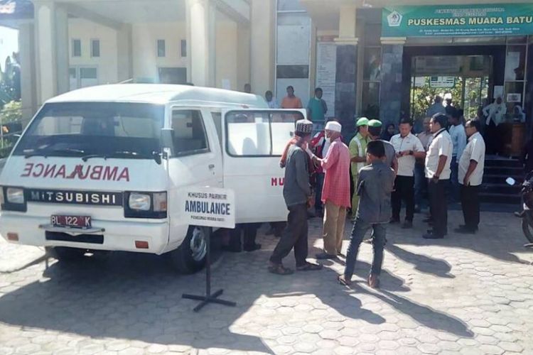 Warga membawa jasad korban tewas akibat kecelakaan ke Puskesmas Muara Batu, Aceh Utara, Senin (19/6/2017)