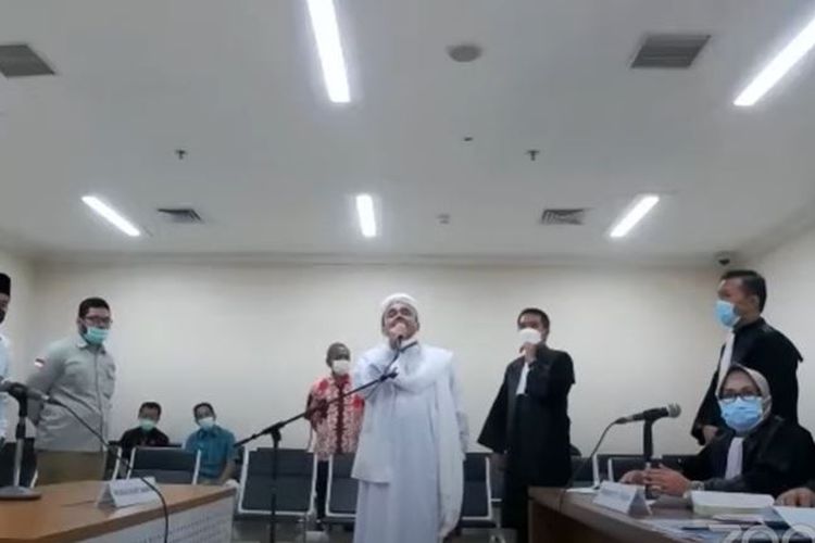 Terdakwa Rizieq Shihab tampak marah-marah dalam sidang lanjutan di Pengadilan Negeri Jakarta Timur, Jumat (19/3/2021).
